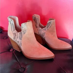 Vince Camuto Stylish Tan Ankle Boots